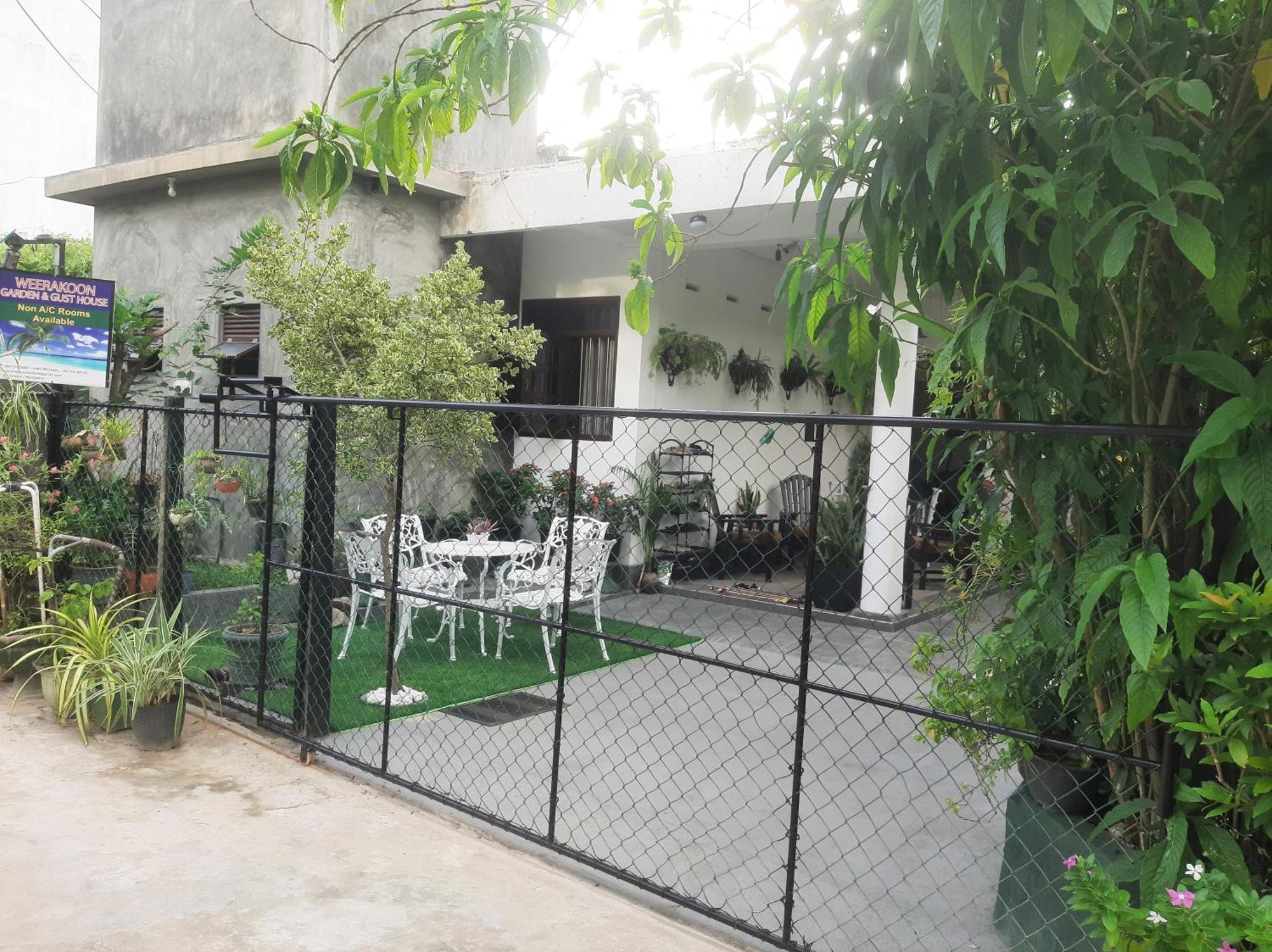 Weerakoon Garden Guest Hotel Hikkaduwa Exterior photo